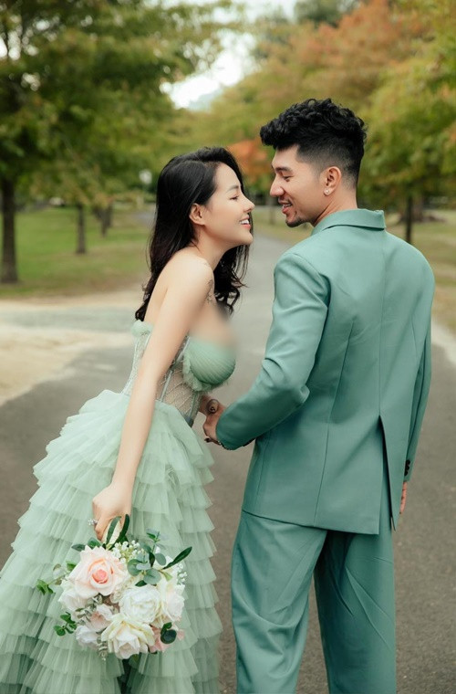 Cuối năm 2021, Ngân 98 cho biết, cô và Lương Bằng Quang chưa tổ chức lễ cưới là bởi cả hai chỉ muốn ở bên nhau.