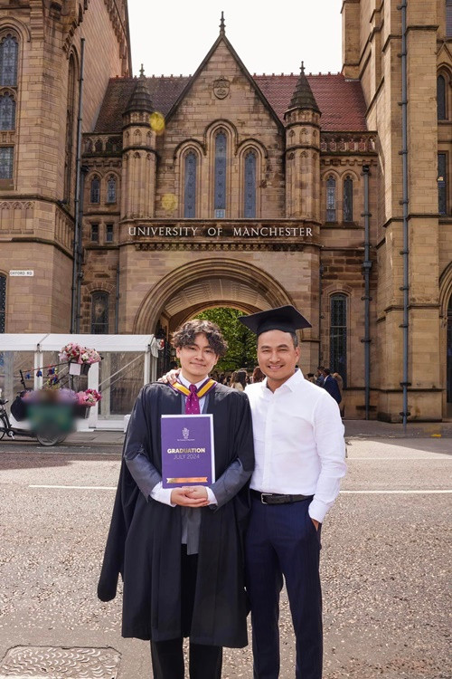 Diễn viên Chi Bảo vừa khoe con trai Gia Cát tốt nghiệp loại giỏi ngành luật của Đại học Manchester (Anh).