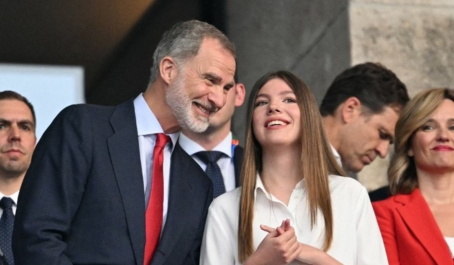 Trước trận chung kết EURO 2024, CĐV phát hiện một cô gái xinh xắn xuất hiện cùng Vua Felipe VI trên khán đài Olympiastadion.