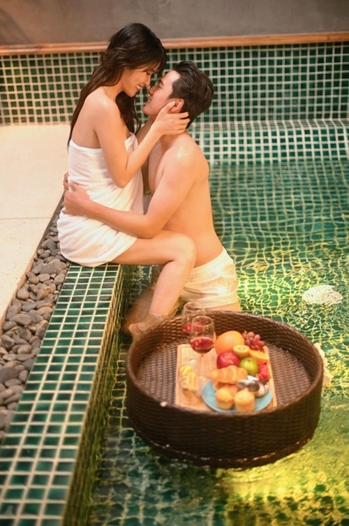 Vợ chồng Thảo Trang quen nhau khi đóng phim Má tôi là đại gia. Trong phim, Quang Pháp vào vai một chàng trẻ yêu nữ giám đốc hơn tuổi, từng ly hôn, có con riêng do Thảo Trang đóng.