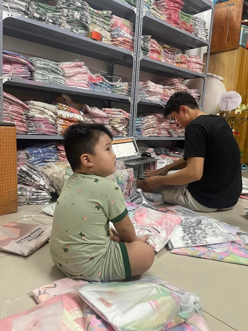 Nam diễn viên thường xuyên phụ giúp vợ đóng hàng.