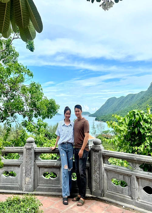 Quang Pháp luôn yêu thương, chiều chuộng Thảo Trang. Nam diễn viên thường báo cáo vợ mỗi khi đi quay và tranh thủ về sớm chứ không để vợ một mình.