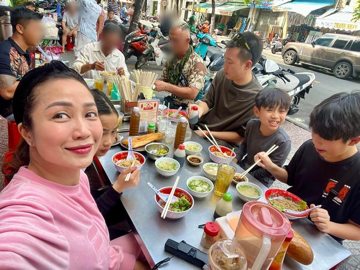 Thi thoảng, Minh Trí bay từ Việt Nam sang Úc để thăm vợ con.