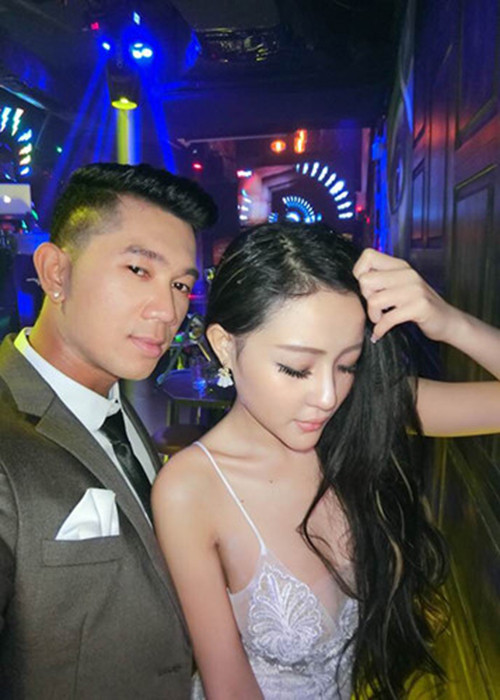 Ngân 98 có mối tình đầy ồn ào với Lương Bằng Quang bởi cả hai thể hiện tình cảm một cách thái quá và có những hành động tình tứ bị đánh giá là phản cảm.
