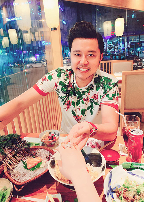 Tình cũ của Yvonne Thúy Hoàng còn hết lời khen ngợi bạn gái mới. "Cô ấy dễ thương, xinh đẹp và theo cảm nhận của mình thì cô ấy có tư duy trí tuệ, luôn đồng hành với mình trong cuộc sống", anh nói.
