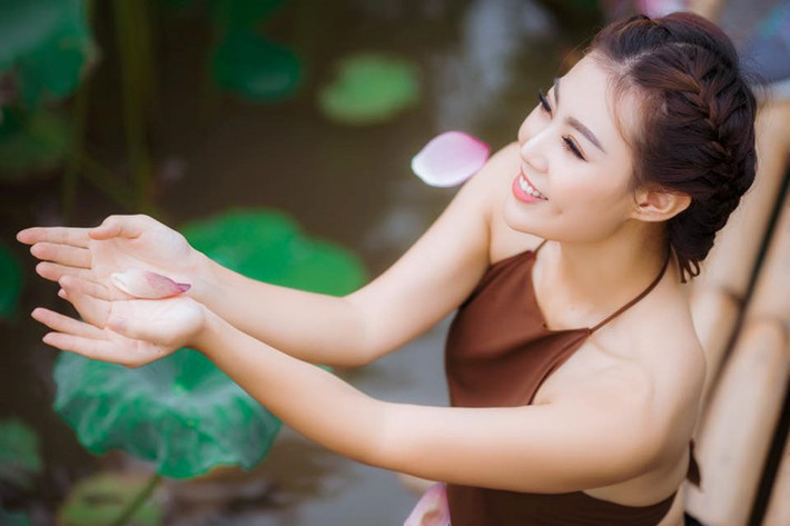 Nhiều mỹ nhân Việt có sở thích chụp ảnh bên hoa sen. Diễn viên Thanh Hương là một trong số đó. Ảnh: Dân Việt