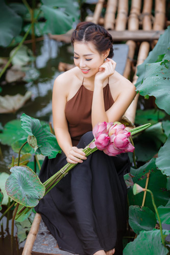 Năm 2018, nữ diễn viên phim "Người phán xử" chia sẻ bộ ảnh mặc áo yếm chụp ảnh bên hoa sen. Ảnh: Dân Việt
