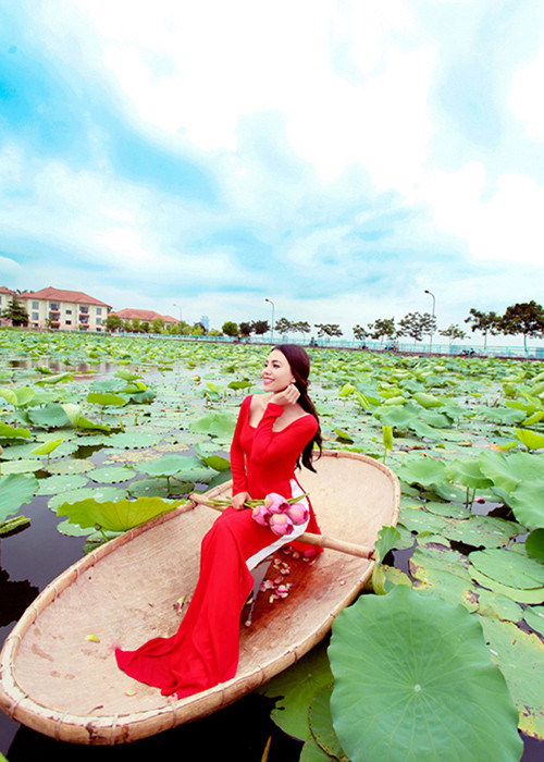 Ngày hoa sen nở rộ cách đây ít năm, Trà Ngọc Hằng rũ bỏ vẻ gợi cảm, thực hiện bộ ảnh áo dài kín đáo. Ảnh: Khám phá