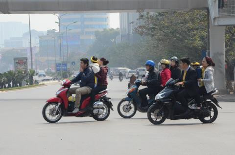 Giao thông Hà Nội những ngày Tết trở nên thông thoáng hơn bao giờ hết. Không còn những cảnh tắc đường hàng tiếng đồng hồ, hay cảnh lực lượng giao thông hiện diện ở các chốt chặn. Có lẽ vì vậy mà người tham gia giao thông cũng "thoáng" hơn ngày thường.