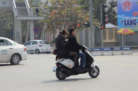 Giao thông Hà Nội những ngày Tết trở nên thoải mái hơn bởi không còn cảnh tắc đường, tiếng còi xe inh ỏi. Nhưng vẫn còn đâu đó trên đường, những hình ảnh người tham gia giao thông không nghiêm chỉnh chấp hành luật.