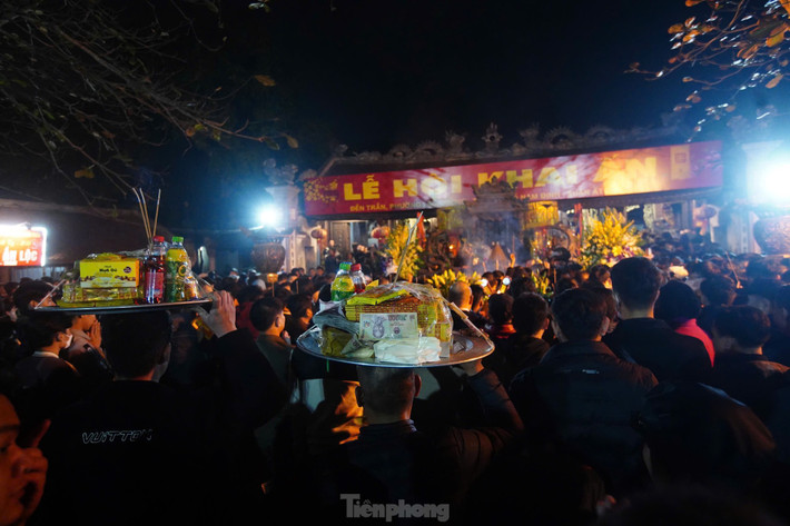 Phần lớn người dân dâng lễ lên Đức Thánh Trần để cầu mong gia đình bình an, cầu cho quốc thái dân an, bách gia trăm họ mạnh khỏe.