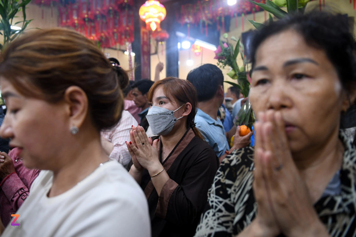 Nhiều người phải vái từ bên ngoài vì không thể chen vào trong.