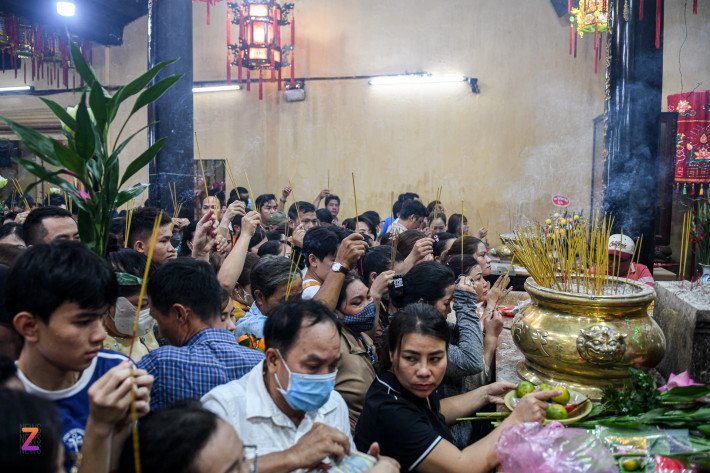 Cảnh chen lấn diễn ra trong khu vực chánh điện. Lực lượng nhân viên liên tục phát loa để cảnh báo người dân cẩn trọng trước vấn nạn kẻ xấu trà trộn móc túi.