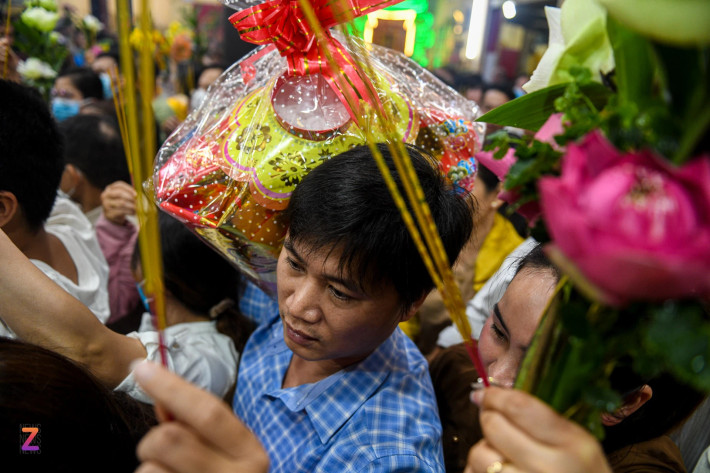 Sau khi làm lễ tại khu vực chánh điện, dòng người đổ ra khu vực lấy lộc với mong muốn được Bà Thiên Hậu ban phúc, tài lộc cho một năm mới nhiều thuận lợi.