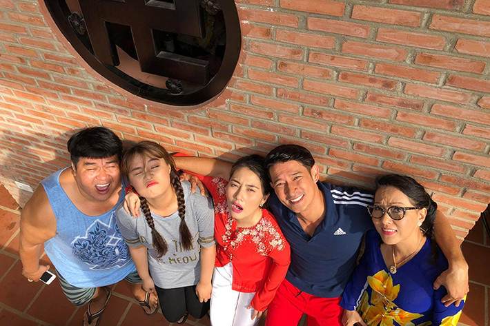 Ngọc Lan (ở giữa) biểu cảm khó đỡ bên các đồng nghiệp trên phim trường là một trong những tin tức sao Việt trong ngày 18/1.