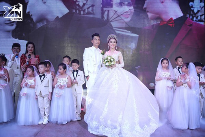 Tối qua (ngày 11/1), Lâm Khánh Chi và Trần Phi Hùng tổ chức tiệc cưới tại TP HCM. Trong ảnh, nữ ca sĩ diện váy cưới trắng lộng lẫy. Ảnh: Thethaovanhoa