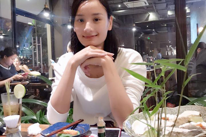 Đỗ An dành lời ngọt ngào cho Lê Thúy: “Vợ này! Anh cảm ơn vợ vì sau ba năm và tất cả những sóng gió, em vẫn ở đây bên anh. Cuộc sống của chúng ta, không dễ dàng như mọi người vẫn nghĩ. Nhưng với em, anh đã thấy nó dễ hơn rất nhiều! Cảm ơn em, vì đã luôn đem cho anh cảm giác bình yên, mà chỉ có em mới biết làm cách nào để có. Để trong những lúc sóng lớn, anh vẫn có thể dừng và trở về. Anh cảm ơn vợ vì tối nay, không son phấn, chỉ mặt mộc, áo thun. Anh gặp lại cô gái chân chất, mộc mạc của 3 năm về trước, mà anh đã yêu, từ những lần gặp đầu tiên. Anh yêu em, vợ nhé”.