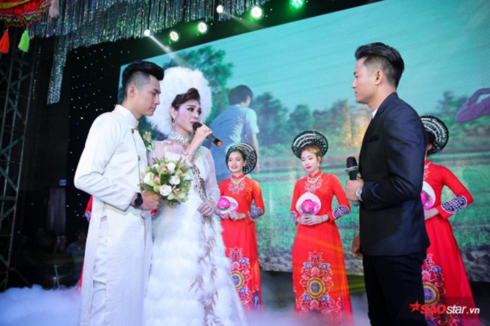 Lâm Khánh Chi thay áo dài long phụng khi hát trong ngày trọng đại của mình. Cô còn song ca với diễn viên Quý Bình. Ảnh: Saostar