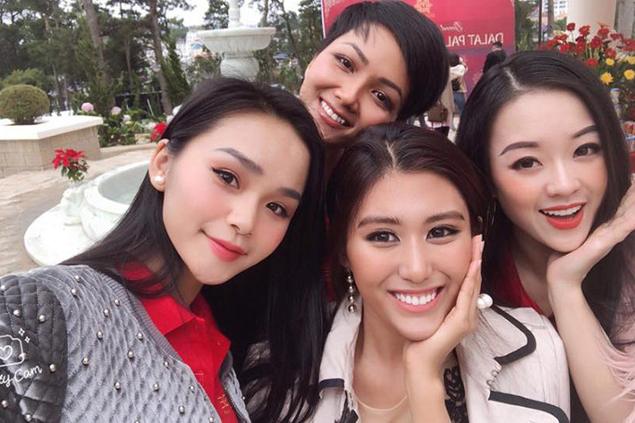 H’hen Niê được nhiều thí sinh Hoa hậu Hoàn vũ Việt Nam yêu mến trước khi đăng quang. Ảnh: FBNV