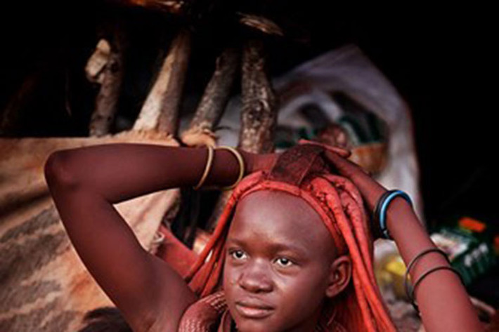 Những món phụ kiện trên người phụ nữ Himba thường khá cầu kỳ và khác nhau tùy thuộc vào tuổi tác và đã kết hôn hay chưa.