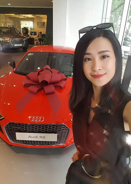 Đầu năm 2017, Ông Cao Thắng mua tặng cho bạn gái Đông Nhi chiếc siêu xe tại Việt Nam đã cộng thuế gần 13 tỷ đồng. Ảnh: FBNV