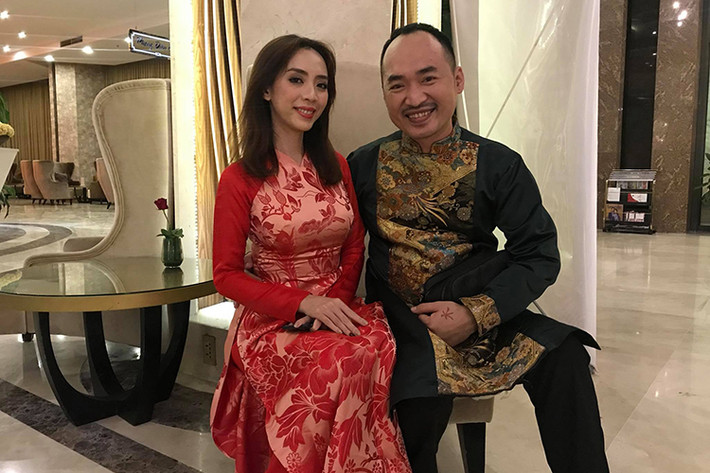 Tiến Luật tâm sự: “11/1/2011 chúng tôi kết hôn và hôm nay 11/1/2018, 7 năm về chung mái nhà rồi, vẫn yêu điên cuồng bớt gây nhiều lắm rồi vì giờ tôi năn nỉ vợ giỏi hơn trước và chắc do trưởng thành hơn. Thôi ráng ở với anh tới 2111 nha mình, rồi lúc đó hai đứa ngồi lại tính tiếp".