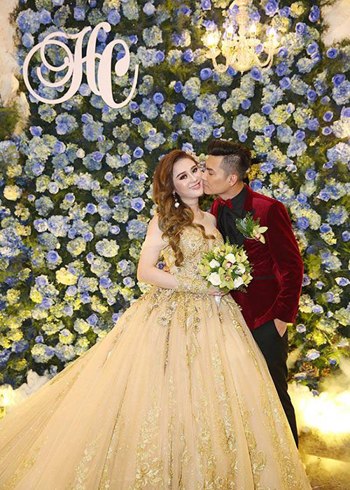 Lâm Khánh Chi còn diện bộ đầm cưới màu vàng nhạt. Giống như vợ, Trần Phi Hùng cũng liên tục thay trang phục. Ảnh: Vietnamnet