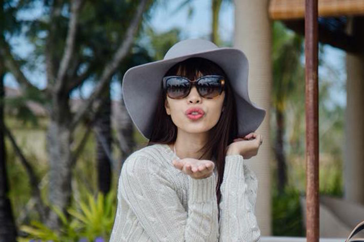 Hà Anh tiết lộ dạo này thân nhiệt giảm nên lúc nào cũng phải xách theo áo khoác len mỏng phòng khi vào chỗ máy lạnh.