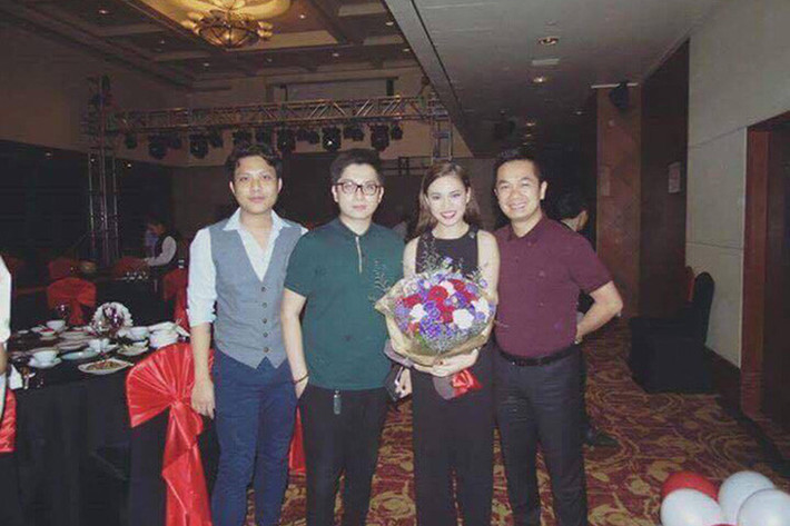 Năm 2016, rộ tin ca sĩ Giang Hồng Ngọc được bạn trai Việt kiều (áo xanh) cầu hôn. Ngay sau đó, cô đã lên tiếng phủ nhận.