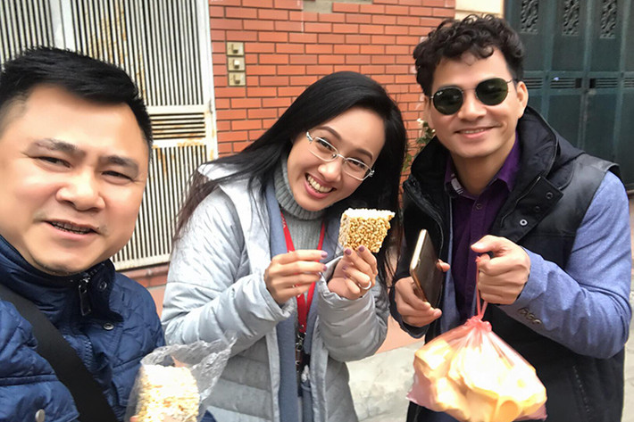 BTV Hoài Anh chia sẻ: “Gặp hai ông anh có 1 phút mà bị thánh cười nhập, ngồi làm kịch bản mà cứ cười tủm tỉm mãi đến tận tối. Bác Tự Long bịch cốm kẹp nách khư khư, vừa đi vừa bốc ăn ngon lành trông vừa tin vừa giống trẻ em cơ nhỡ. Anh Xuân Bắc thì rất bảnh, bảnh nhất là bịch nylon mít xách trên tay. Còn mình sao lần nào gặp mấy ông anh này là cũng bị cười mất cả kiểm soát thế nhỉ”.