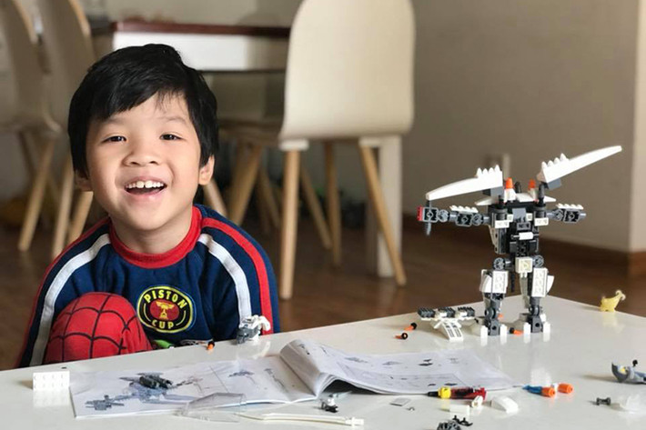 Đan Lê tiết lộ con trai của cô sống rất tình cảm: "Lâu rồi chàng trai của mẹ mới ốm, mẹ nghỉ ở nhà chăm sóc chàng. Mẹ với tay kéo chăn cho chàng. Bỗng chàng nhìn mẹ với ánh mắt tha thiết: “Mẹ! Mẹ ơi con yêu mẹ!”. Mẹ còn đang tròn mắt trước câu nói của chàng. Chàng tiếp lời: “Vì mẹ yêu con, mẹ chăm sóc cho con”. Nói xong chàng choàng tay ôm lấy cổ mẹ ghì thật chặt”.