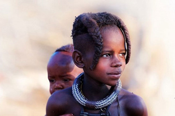 Những bé gái của bộ lạc Himba thường tết 2 bím tóc đơn giản.