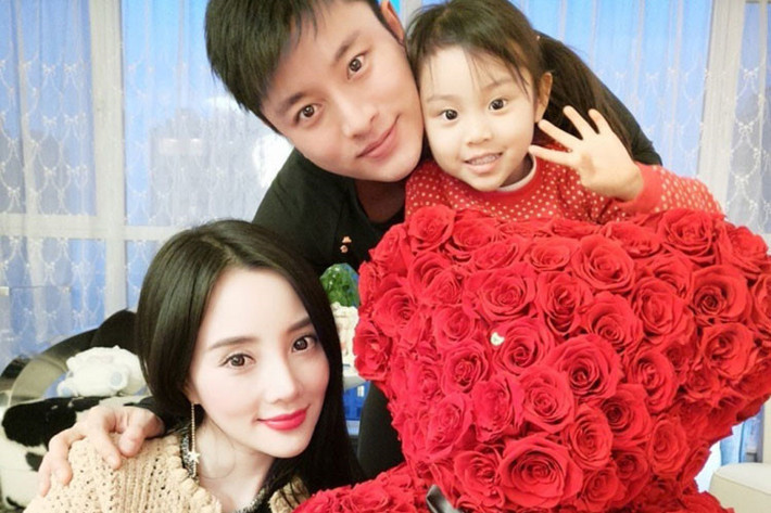 Trước khi vướng scandal ngoại tình, Lý Tiểu Lộ được ngưỡng mộ bởi cuộc hôn nhân hạnh phúc bên chồng trẻ kém 2 tuổi Giả Nãi Lượng. Ảnh: Sina