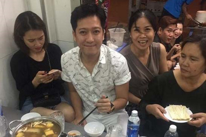 Trường Giang phủ nhận chia tay Nhã Phương. Sau đó, cặp đôi bị bắt gặp đi ăn cùng nhau. Tuy nhiên, Nhã Phương tỏ ra nhăn nhó, khó chịu. Ảnh: Zing