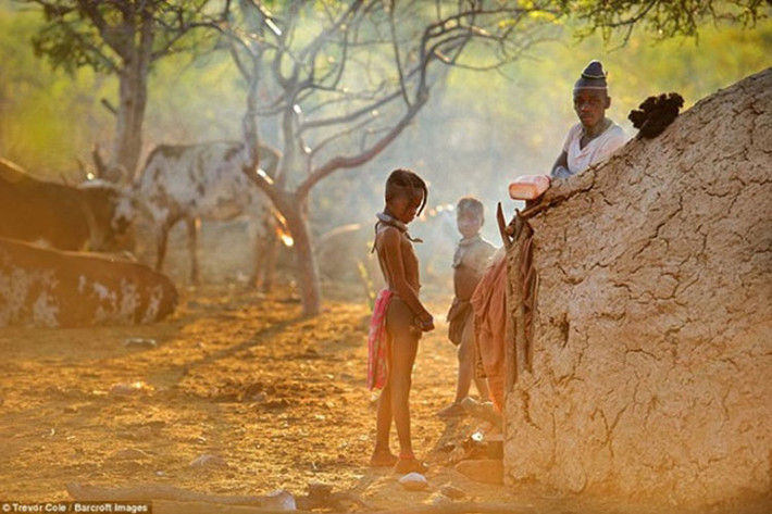 Phụ nữ Himba tin rằng màu đỏ là đẹp và tượng trưng cho trái đất và máu.