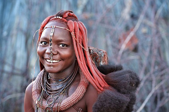 Phụ nữ Himba không tắm, thay vào đó, họ làm sạch cơ thể với cây thơm và các loại nhựa cây.