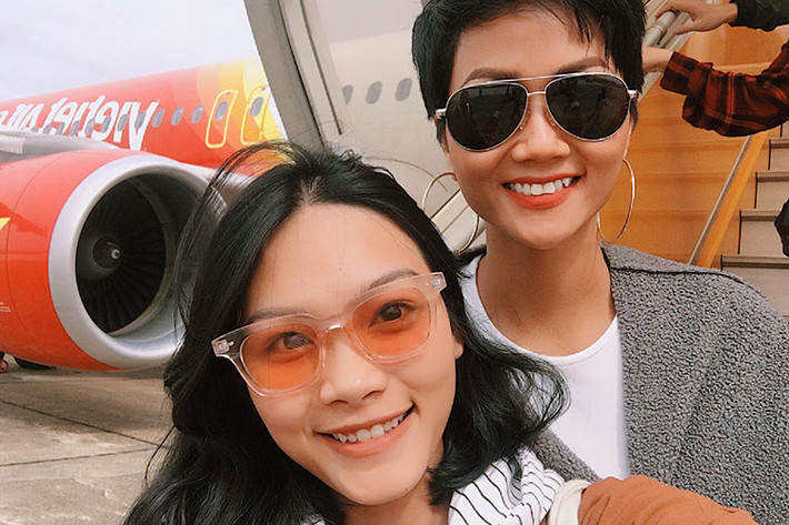 Diễn viên trẻ Thanh Tú khoe ảnh bên Hoa hậu H’hen Niê khi cùng đáp một chuyến máy bay.
