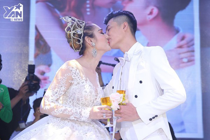 Ông xã của Lâm Khánh Chi diện vest tông trắng. Tại tiệc cưới, anh khóa môi nữ ca sĩ chuyển giới đầy ngọt ngào. Ảnh: Thethaovanhoa