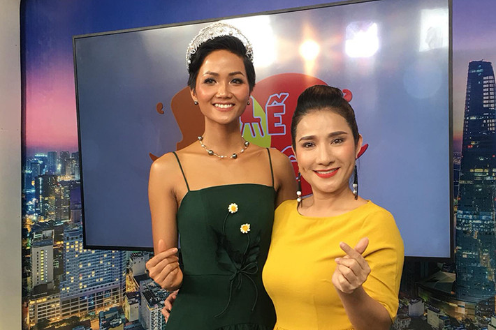 Cát Tường khen ngợi H’hen Niê: “Nói chung rất dễ thương, biết cách nói chuyện, vui vẻ hòa đồng. Nói chung nhìn em ấy giản dị”.