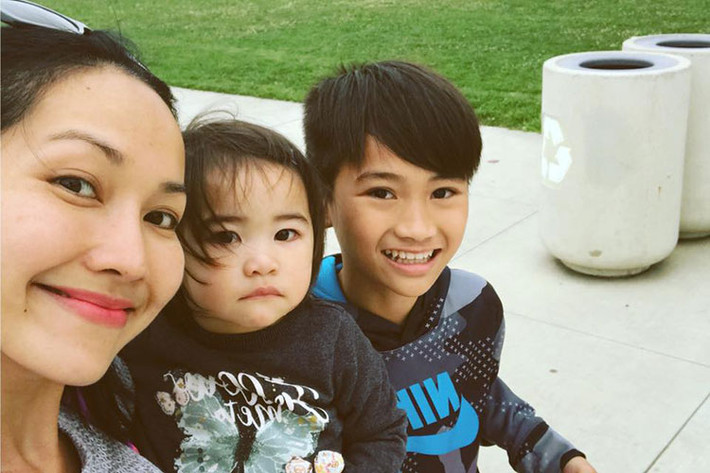 Kim Hiền nở nụ cười hạnh phúc bên cậu con trai và cô con gái cưng.