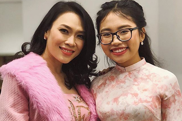 Cũng chúc mừng sinh nhật Mỹ Tâm, Phương Mỹ Chi chia sẻ: “Chúc mừng sinh nhật cô Tâm yêu thương! Hai cô cháu yêu màu hường thích sự dễ thương”.