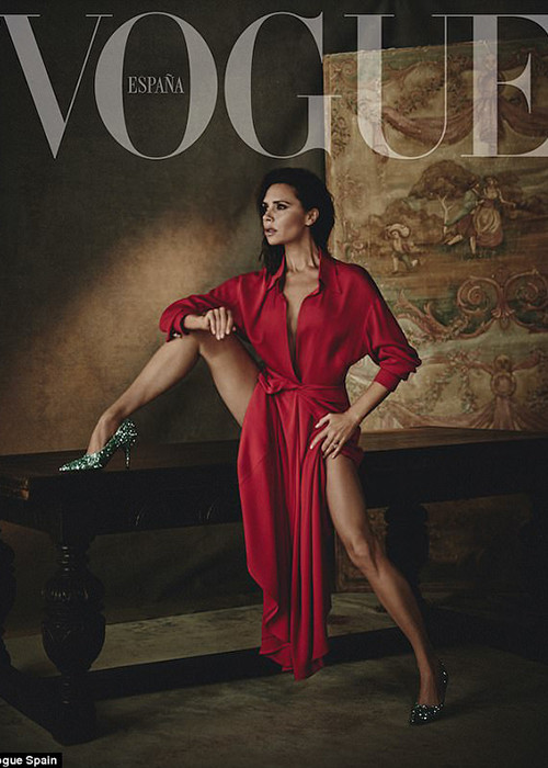 Ở một bức ảnh khác, Victoria Beckham tự tin khoe chân dài, eo thon khi diện chiếc váy tông đỏ rực rỡ.