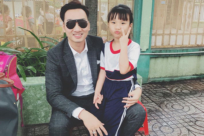 Sau khi kết thúc công việc, Thành Trung vội vã đến trường đón con gái.