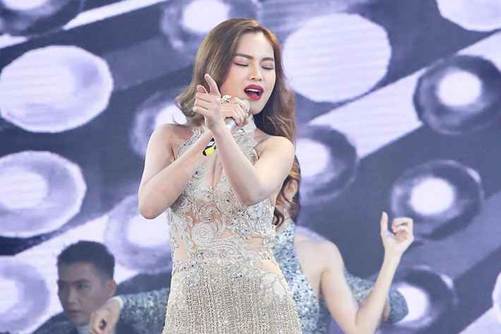 Năm 2014, nữ ca sĩ đăng ký tham gia chương trình Nhân tố bí ẩn và được Hồ Ngọc Hà chọn về đội.