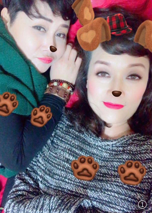 Nghệ sĩ Minh Hằng chụp ảnh cùng Vân Dung đồng thời tâm sự những ngày qua không có thời gian ngủ vì lịch tập Táo quân và công việc riêng.