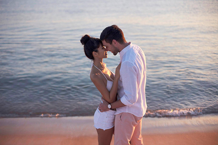 Hà Anh tâm sự ông xã cưng nựng em bé trong bụng của cô khi cô trở về nhà sau chuyến công tác vài ngày.