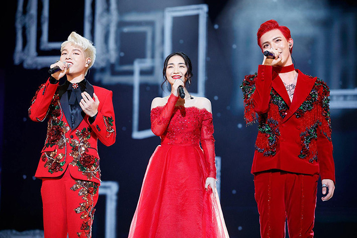 Hình ảnh Đức Phúc biểu diễn cùng Hòa Minzy và Erik tại lễ trao giải MAMA 2017 ở Việt Nam. Ảnh: FBNV