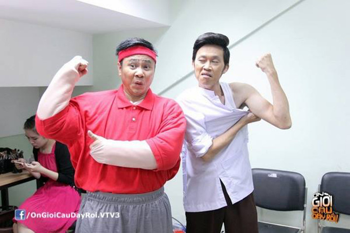 Hoài Linh nhí nhảnh bên Tự Long ở hậu trường chương trình.