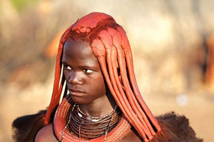 Khi đến tuổi dậy thì, các cô gái Himba sẽ bện tóc thành nhiều bím và bôi hỗn hợp gồm đất sét và đất son đỏ lên đầu.
