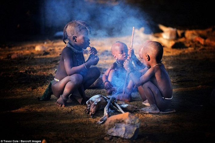 Chỉ có một số chàng trai trẻ mặc áo thun, còn lại, đa số đàn ông Himba cởi trần.